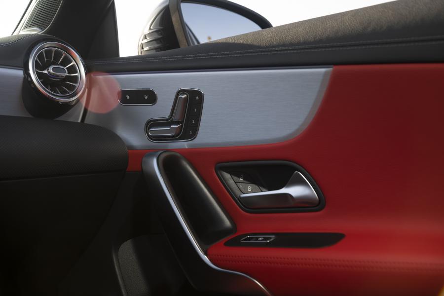 Детали интерьера Mercedes-AMG CLA45 4Matic+ (C118) 2019 года  (NA) (фото 58 из 73)